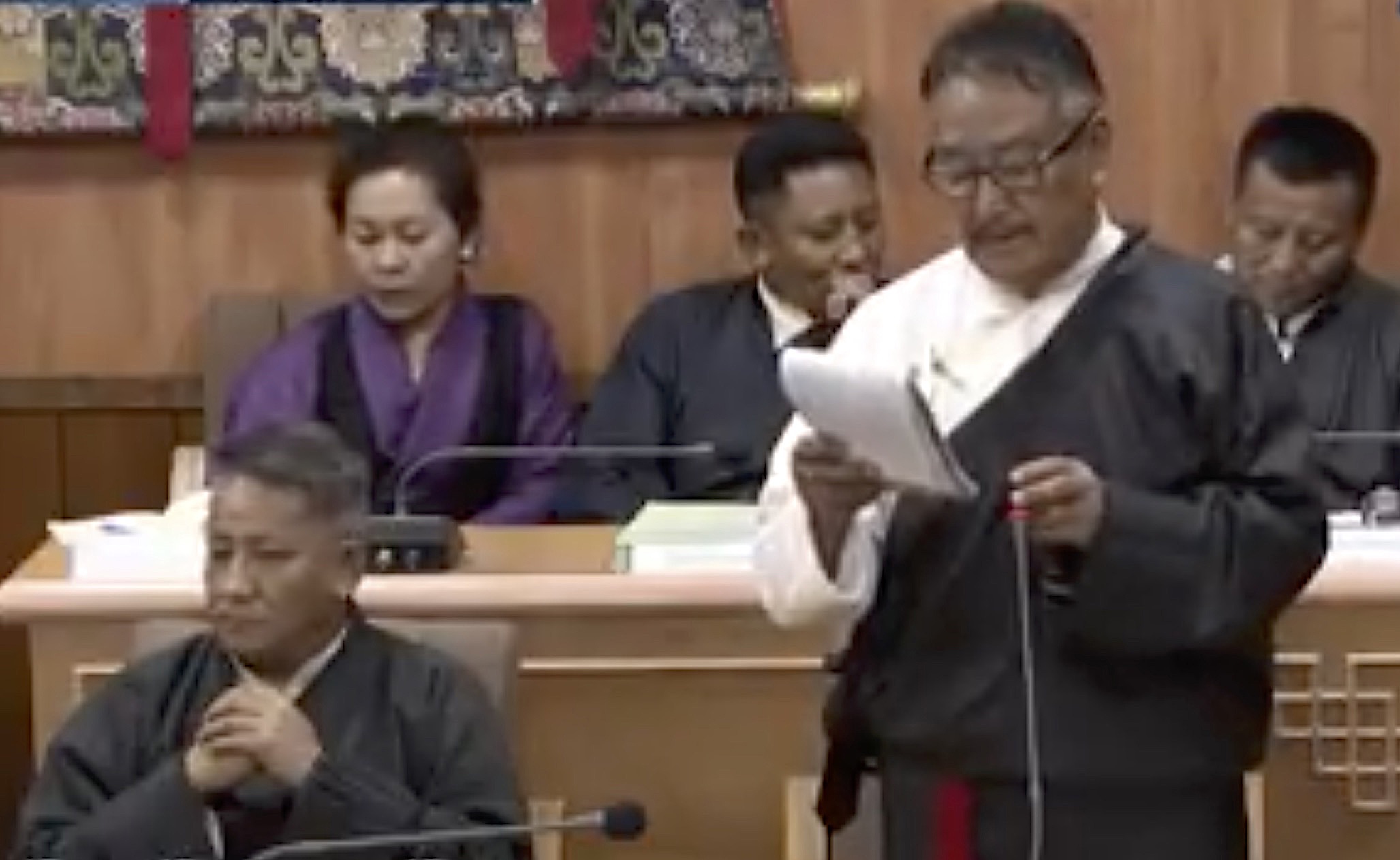 Home Kalon responding to MP's question on Tibetan sweater sellers