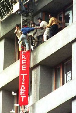 Tenzin Tsundue is caught by security while releasing a 