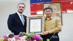 Prague Mayor Zdenek Hrib and Taipei Ko Wen-je (CNA)