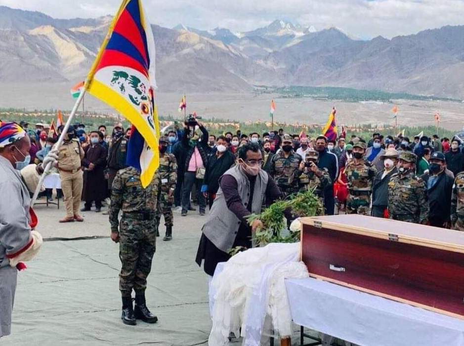 Senior BJP leader Ram Madhav offering a wreath at the funeral of the fallen SFF soldier at Leh on Sept. 7, 2020 (Photo-Facebook)